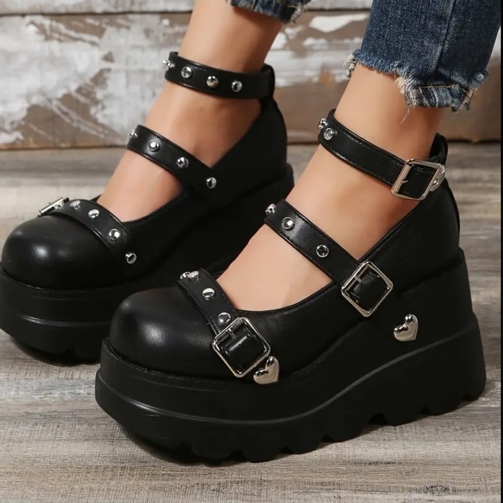 NWOB Chunky Strappy Heart Buckle Festival Platforms